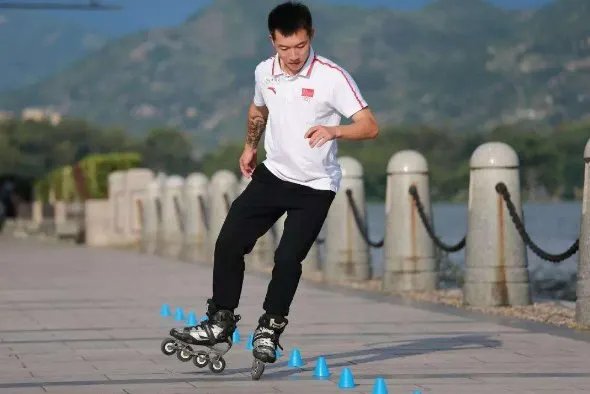 大爷玩轮滑和狗相撞后索赔23万遭拒，这事你怎么看？