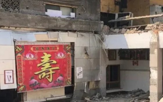 山西临汾一饭店坍塌 ，事发的主要原因是什么？