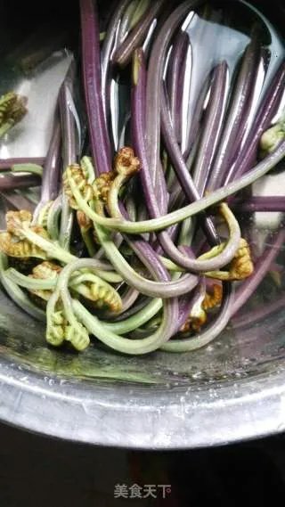 辣椒炒蕨菜