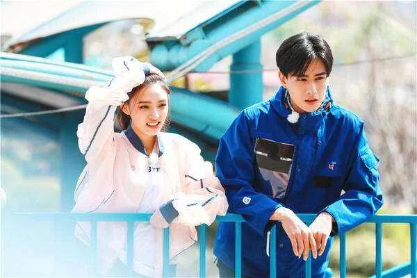 同穿蓝色西装,25岁胡一天温柔,34岁张翰总裁范十足!谁更适合穿蓝色西装?