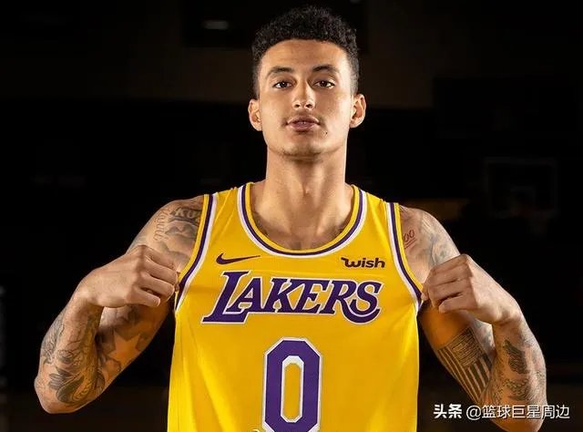 美媒爆出库兹马与前女友复合，并且坐在了斯台普斯场边，而球迷直呼太火辣，你怎么看？