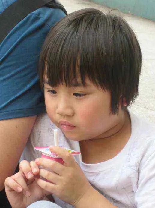 被爸爸当做赚钱机器的小小彬，如今过得怎么样？