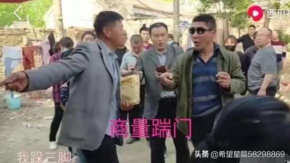 如何看待大衣哥朱之文家门被村民踹开?