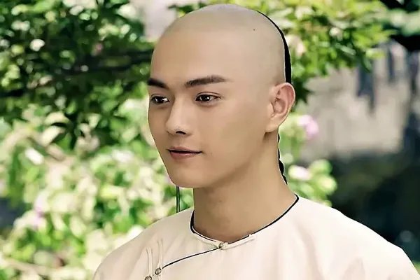 和中堂有一独子，名叫丰绅殷德，他为什么不姓和呢？