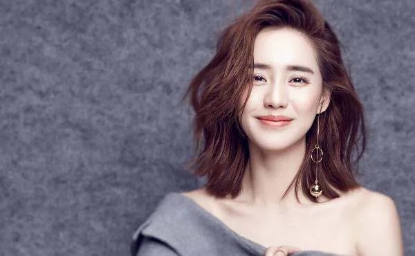 王智和王丽坤都是没有经验的人，为何只有王智淘汰了？