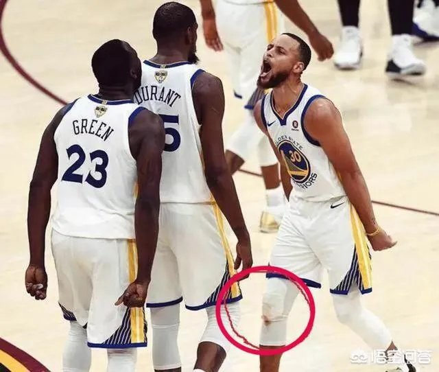 库里在和步行者比赛中膝盖流血，勇士却没有立马换下，裁判也未强制干预，这是为什么？