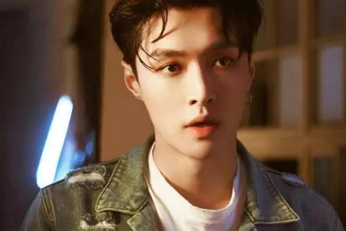 张艺兴泳池大片湿发撩人，你觉得男艺人保持身材是应该的吗？