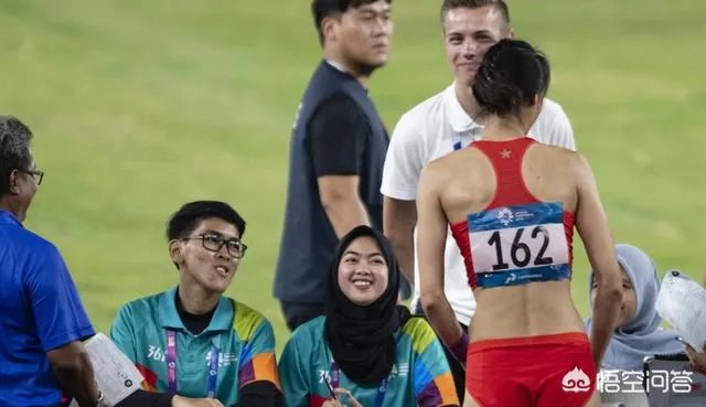 中国撑杆跳女神李玲夺冠后,明目张胆的给裁判和工作人员发糖,对此你怎么看?