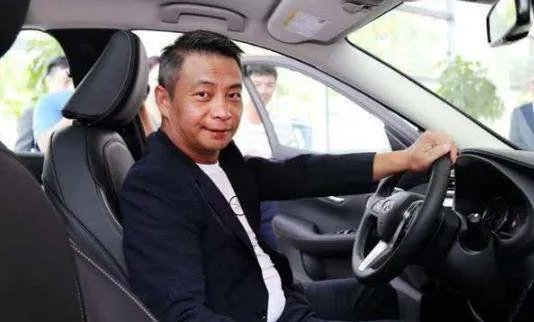 46岁体操王子李小双身价过亿，退役迎娶娇妻，为什么结婚16年仍无子？