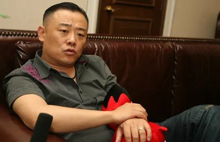 贬低郭德纲太俗，骂徐峥是头猪，枪毒案后销声匿迹的周立波，如今怎么样了？