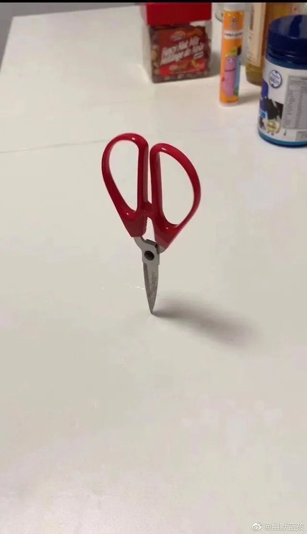 昨天“立扫把”，今天倒立上厕所？沙雕网友的脑洞有多大！