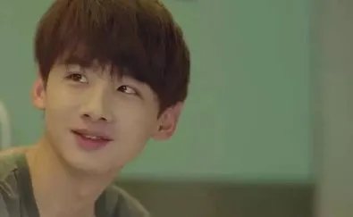 关于白敬亭连续六年发十月文案一事，你有何看法？