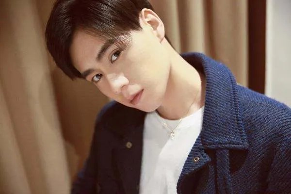 同穿蓝色西装，25岁胡一天温柔，34岁张翰总裁范十足！谁更适合穿蓝色西装？