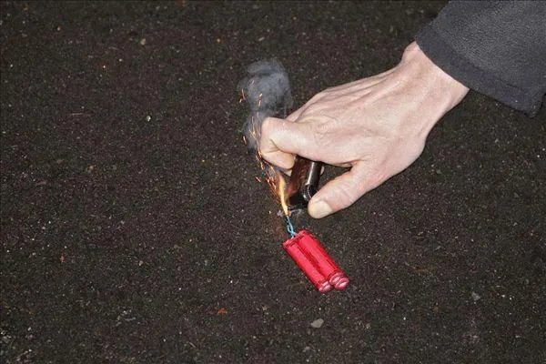 12岁男孩初一玩鞭炮左手5指全断，事情的起因是什么？