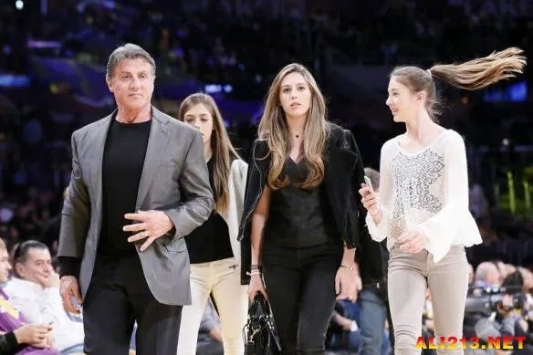 硬汉尽显柔情！史泰龙携三位女儿惊艳亮相NBA球场