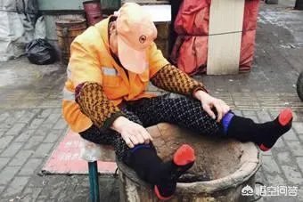 如何看待河南邓州一名保洁大妈被一群统一着装年轻女子围着殴打，并宣称见一次打一次？