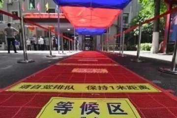 英国一男子称后悔去年年初离开武汉，从他的话中透露出了哪些信息？