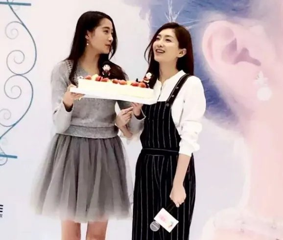 关晓彤和江疏影什么时候认识的？关晓彤为何给江疏影化妆？