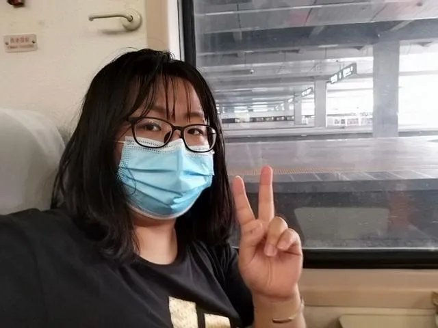 跟同事碰巧买了一样的包包，同事一开口就说是我学她。怎么合理的回应她？