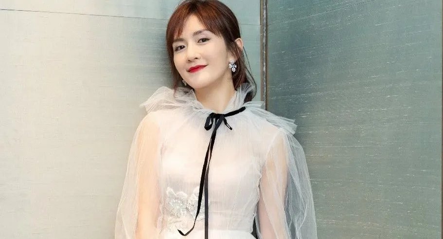 谢娜挺超大孕肚现身深圳，张杰紧随呵护爱妻，他们的感情为何一直这么好？