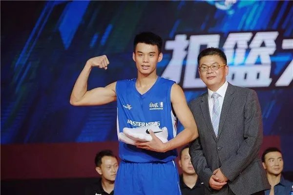 尘埃落定，周琦年薪2000万签约新疆！这样的年薪在CBA能排第几？