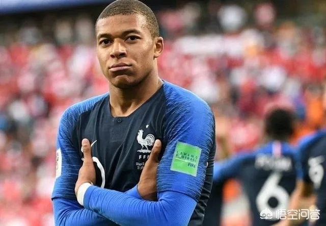 世界杯比赛上法国队对阵阿根廷队,罗霍对姆巴佩的犯规不是应该在禁区外吗,为什么裁判吹了点球?