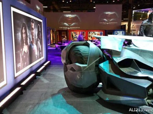 那辆蝙蝠车多少钱我买了！《DC宇宙三巨头》服装联展