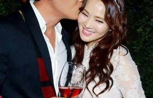 有一首歌的歌词是萤火虫萤火虫慢慢飞的歌名是什么