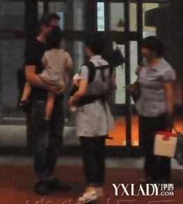 邓超孙俪携儿女现身机场全家走贵宾通道避骚扰