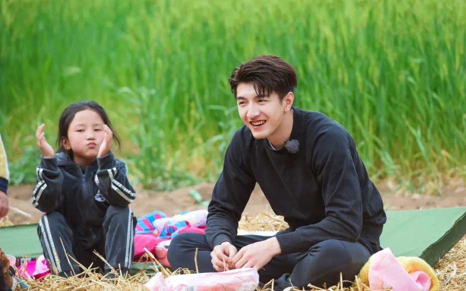 金瀚把手搭在戚薇的肩膀上，二人在生活中关系怎样？