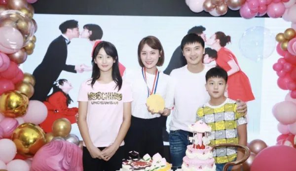 叶一茜田亮晒庆生现场照，他们之间的感情怎么样？