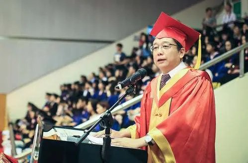 重庆大学校长致辞只说标题，你的大学毕业典礼是啥样？