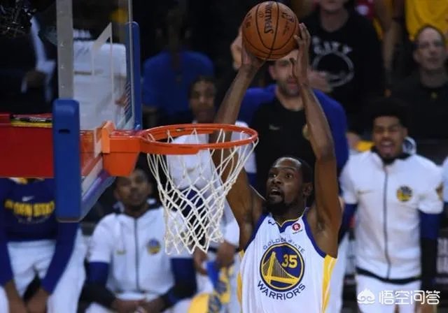 总决赛G1，怎么看裁判最后一次进攻犯规的吹罚，让骑士从天堂到地狱？