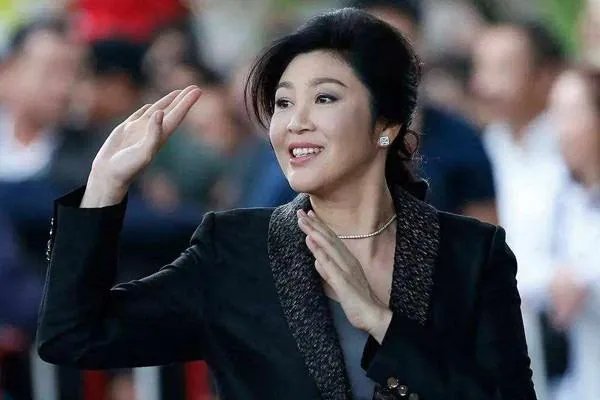 当年的英拉为什么总理做得好好的,就下台了呢?