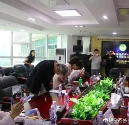 如何评价携程CEO就“退票费9000”事件鞠躬道歉？