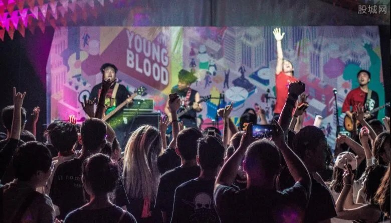 黄牛骗女粉丝6万 加价购买内部票却无法进场令人崩溃