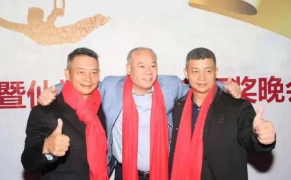 46岁体操王子李小双身价过亿，退役迎娶娇妻，为什么结婚16年仍无子？