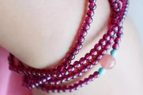 石榴石戴哪只手比较好？有什么说法么？