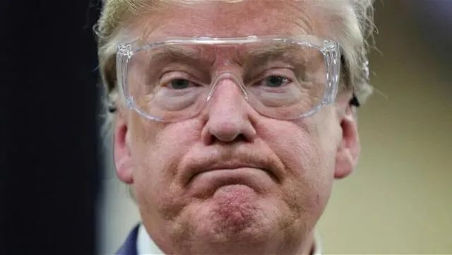 特朗普参观口罩工厂，只戴护目镜，坚决不戴口罩，对他的这波操作，你怎么看？