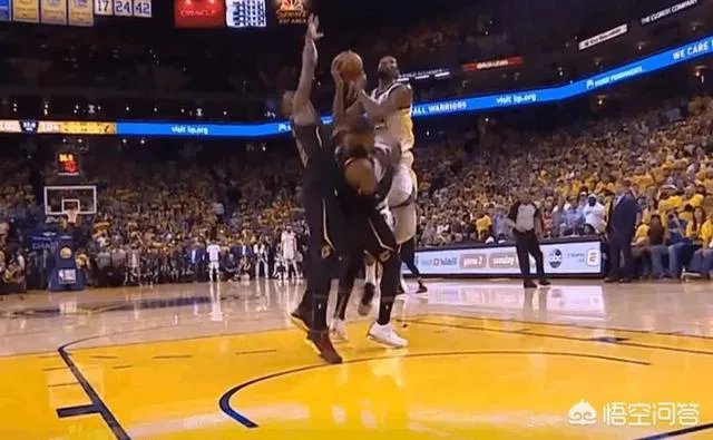 总决赛G1，怎么看裁判最后一次进攻犯规的吹罚，让骑士从天堂到地狱？