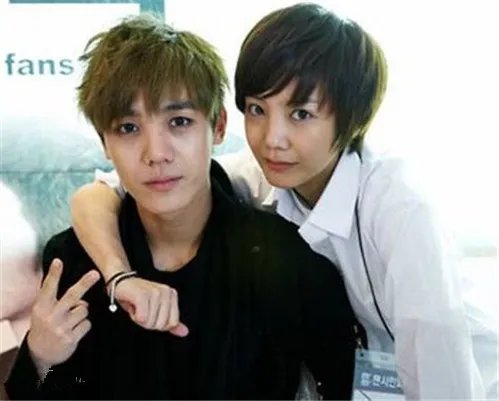 高恩雅弟弟及家人合影公开 拍床戏前征求了弟弟Mir的意见