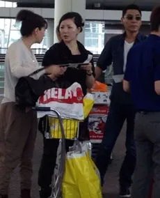 屠洪刚现任妻子个人资料 屠洪刚现任妻子照片图 屠洪刚现任妻子小