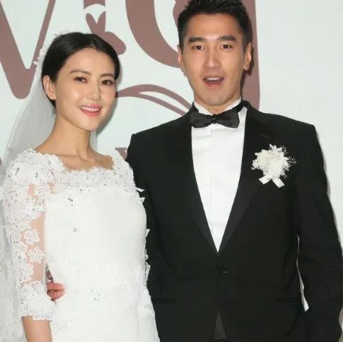 广州街头偶遇高圆圆，扎丸子头气质独特，为何大家都称她为“女神”？