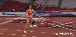 中国撑杆跳女神李玲夺冠后,明目张胆的给裁判和工作人员发糖,对此你怎么看?