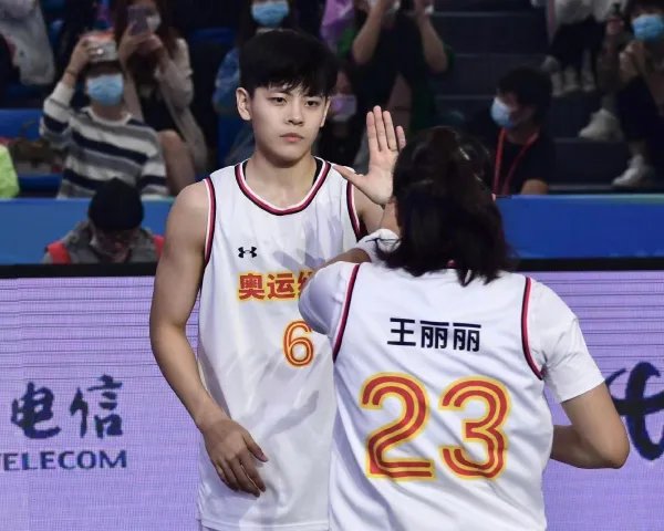 杨舒予追《女心理师》,喊话杨紫一起练球,你如何看待这件事?