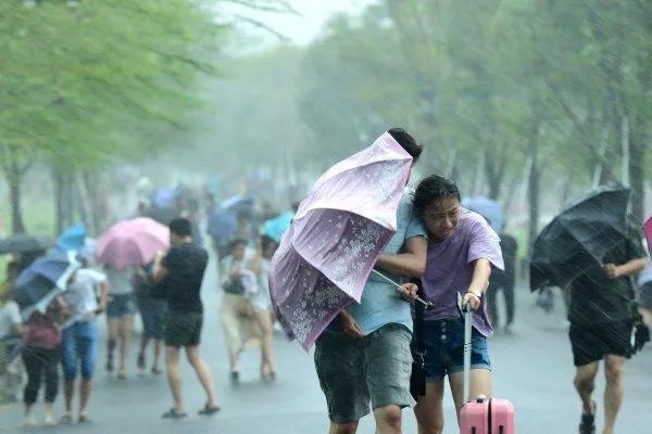 冷空气来袭，冷空气对生活最大的影响是什么？你的体重可以抗住几级大风？