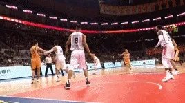 刘冠岑误伤易建联，不仅不道歉反倒回应做事不是做秀做好自己，请球迷思考，你怎么看？