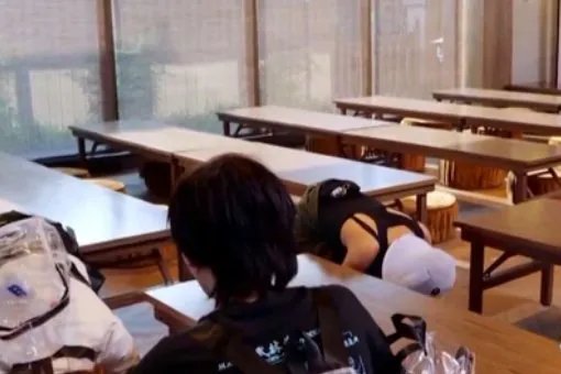 虞书欣安崎向岳云鹏跪地认错，发生了什么？