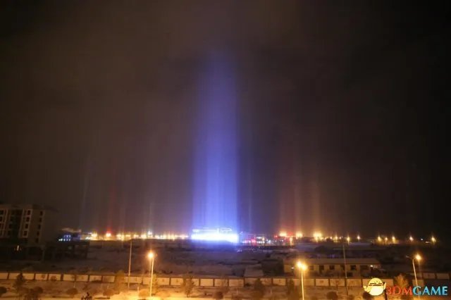 组图：内蒙古现罕见“日柱”现象 城市夜空如梦如幻