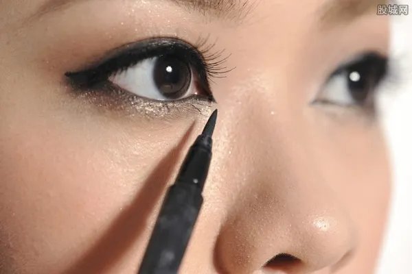 张一山为粉丝画眼线 眼线笔什么牌子的好用